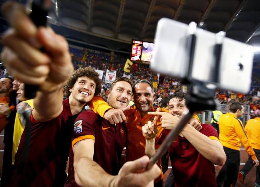 Totti con Uan e Florenzi: la sconfitta in casa con il Palermo non ha rovinato la festa. Action Images